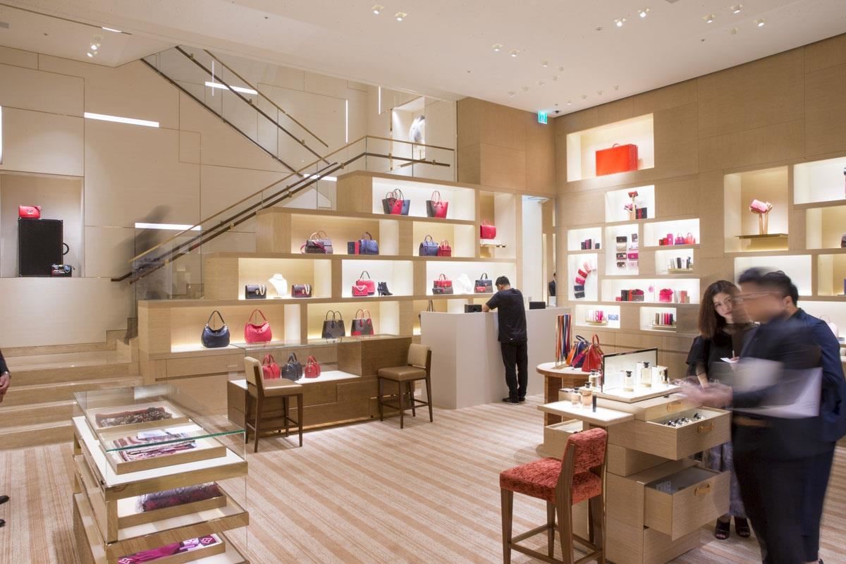 兩層樓的店面以店中挑高的樓梯連接,空間設計以不同種的木頭、皮革、布料、自然石材等頂級材質打造。 兩層樓的店面以店中挑高的樓梯連接,空間設計以不同種的木頭、皮革、布料、自然石材等頂級材質打造。