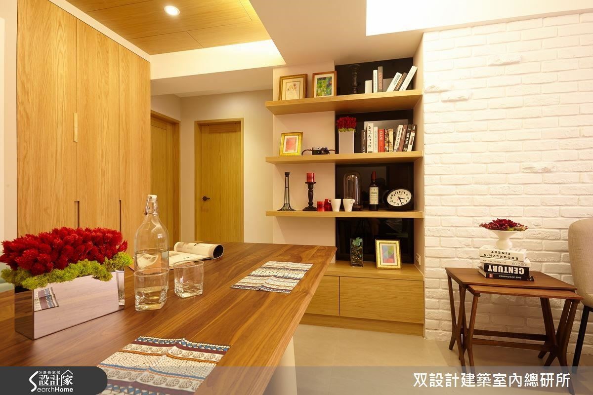 落地櫃、轉角的展示櫃牆,皆以系統板材打造。染白橡木紋搭配白色文化石牆,簡潔手法立就能展現屋主喜愛的鄉村風。圖左的大餐桌則是購買現成家具。 落地櫃、轉角的展示櫃牆,皆以系統板材打造。染白橡木紋搭配白色文化石牆,簡潔手法立就能展現屋主喜愛的鄉村風。圖左的大餐桌則是購買現成家具。