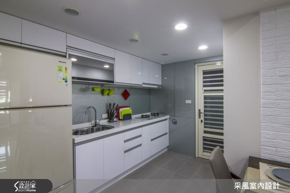屋齡已 35 年的老屋是長年居住北歐的一家四口,返台時