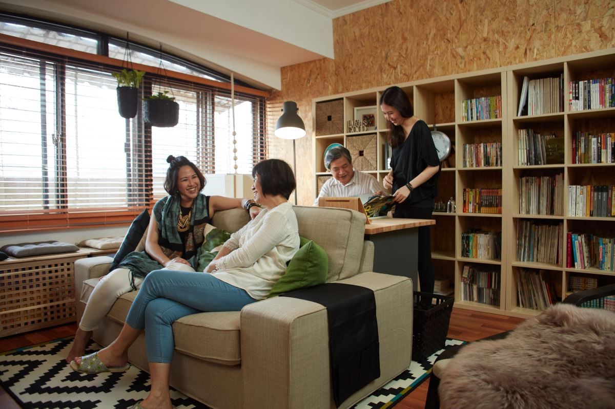 老舊客廳換上新的家具,全家人可以窩在一起隨興的聊天、談心,感情變得更加溫了。 老舊客廳換上新的家具,全家人可以窩在一起隨興的聊天、談心,感情變得更加溫了。