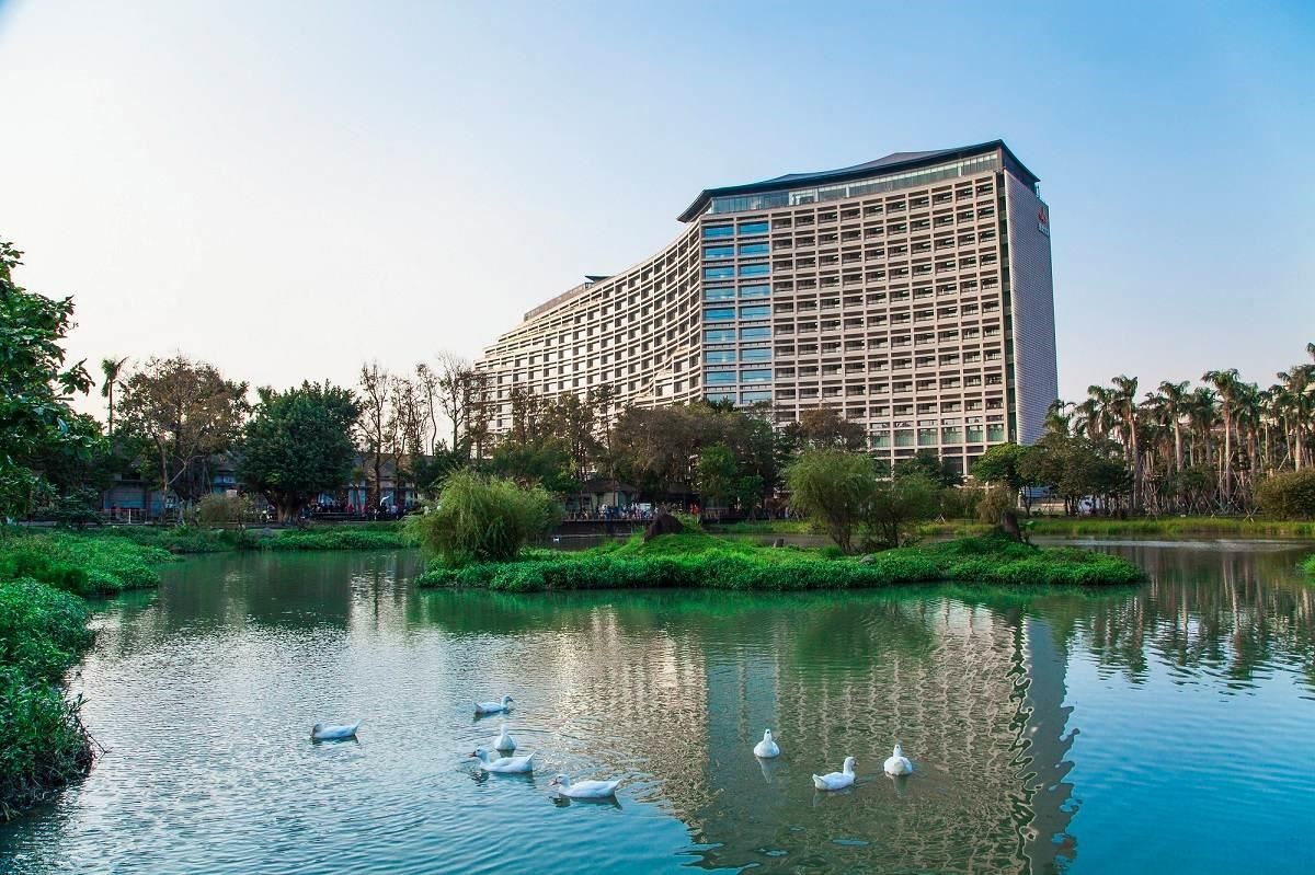 誠品行旅(eslite hotel)緊鄰誠品生活松煙店,面迎松山文創園區的綠地與生態池 誠品行旅(eslite hotel)緊鄰誠品生活松煙店,面迎松山文創園區的綠地與生態池