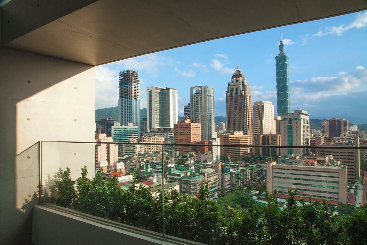 陽台景緻可選擇兩種景致:眺望台北101與松山文創園區地的市景或陽明山及台北機廠的山景 陽台景緻可選擇兩種景致:眺望台北101與松山文創園區地的市景或陽明山及台北機廠的山景