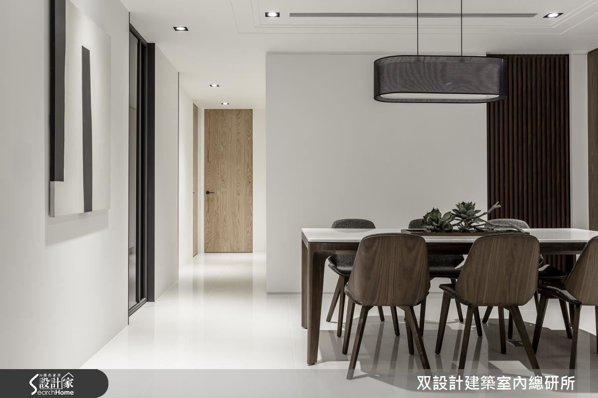 開放式的餐廳,桌面中央上方的那盞餐燈,不僅可加強這區的空間界定,從上往下投射的燈光也能為菜餚「增色」不少! 開放式的餐廳,桌面中央上方的那盞餐燈,不僅可加強這區的空間界定,從上往下投射的燈光也能為菜餚「增色」不少!