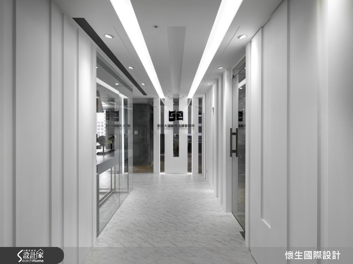 百坪的律師事務所,設計師跳脫一般的辦公室規劃,融入