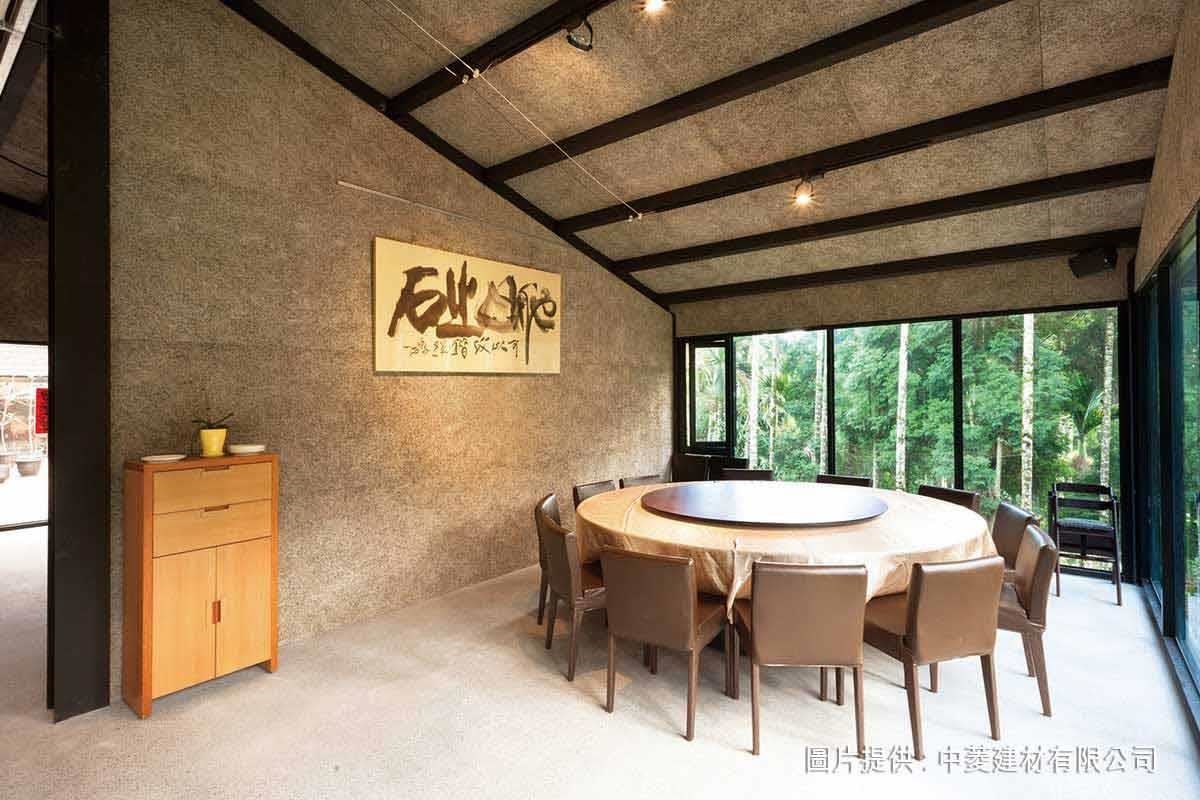 中菱鑽泥板以天然木絲為其主原料之一,質感自然樸實。 中菱鑽泥板以天然木絲為其主原料之一,質感自然樸實。