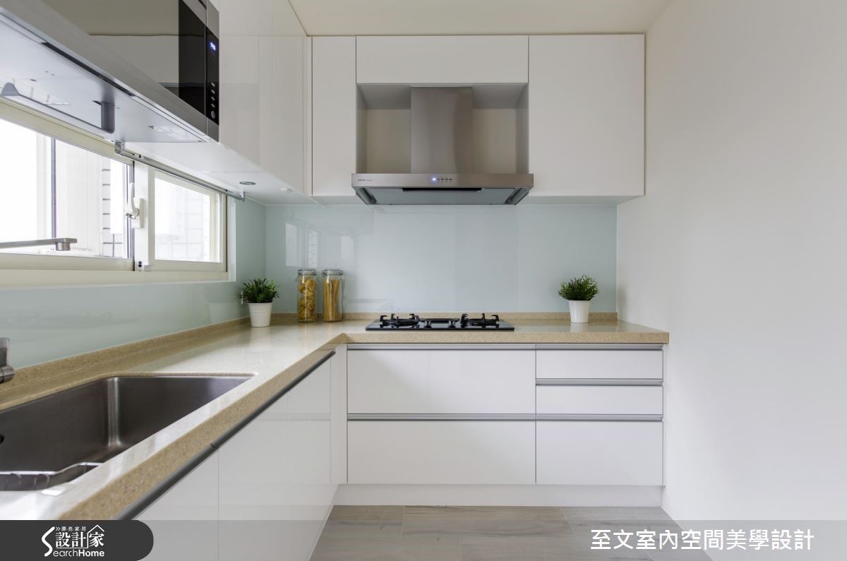 位於都市郊區的 30 坪老屋坐擁青山綠水的自然美景,但