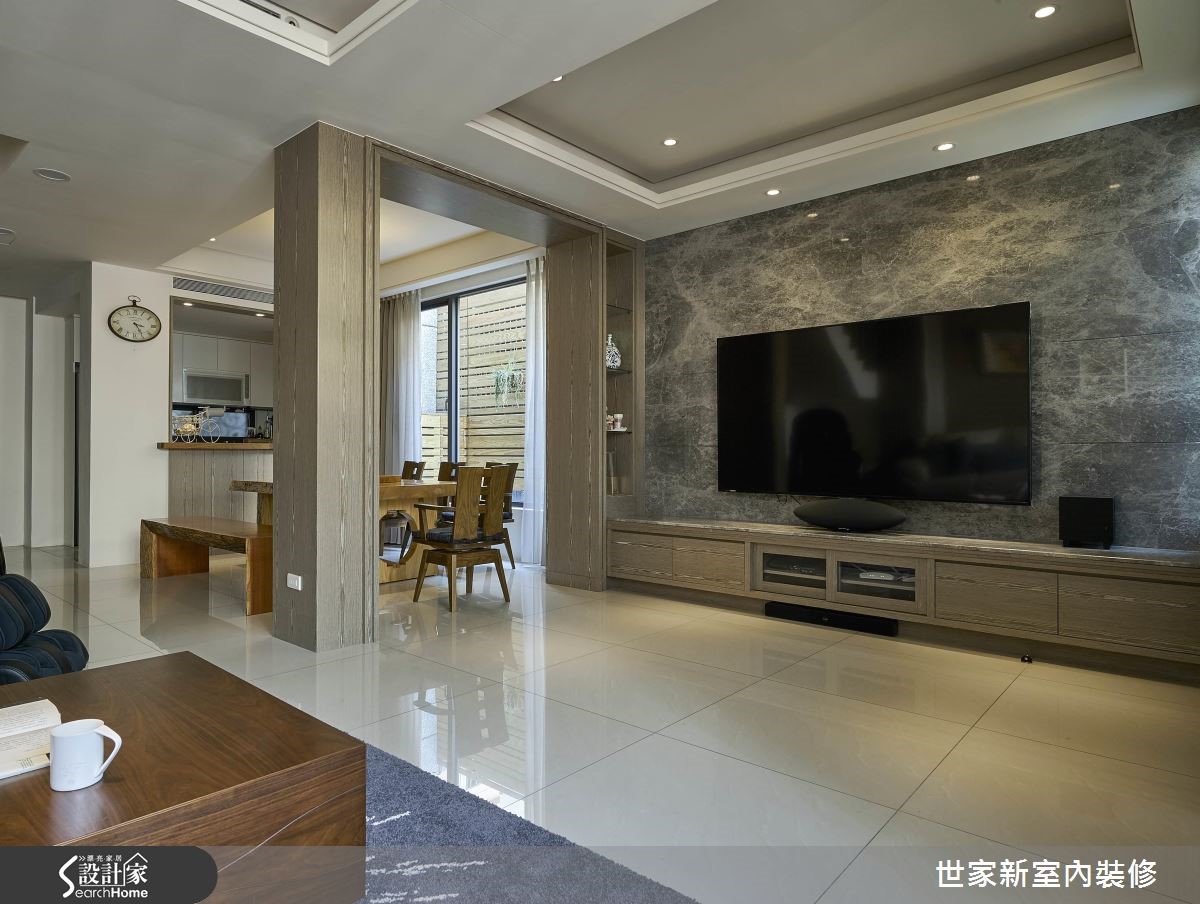 屋主夫妻與爸媽同住在郊區的 70 坪透天厝,利用帶有自
