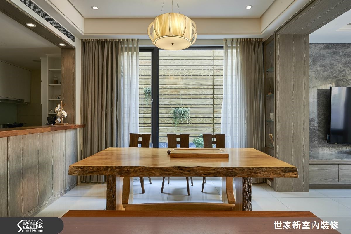 屋主夫妻與爸媽同住在郊區的 70 坪透天厝,利用帶有自