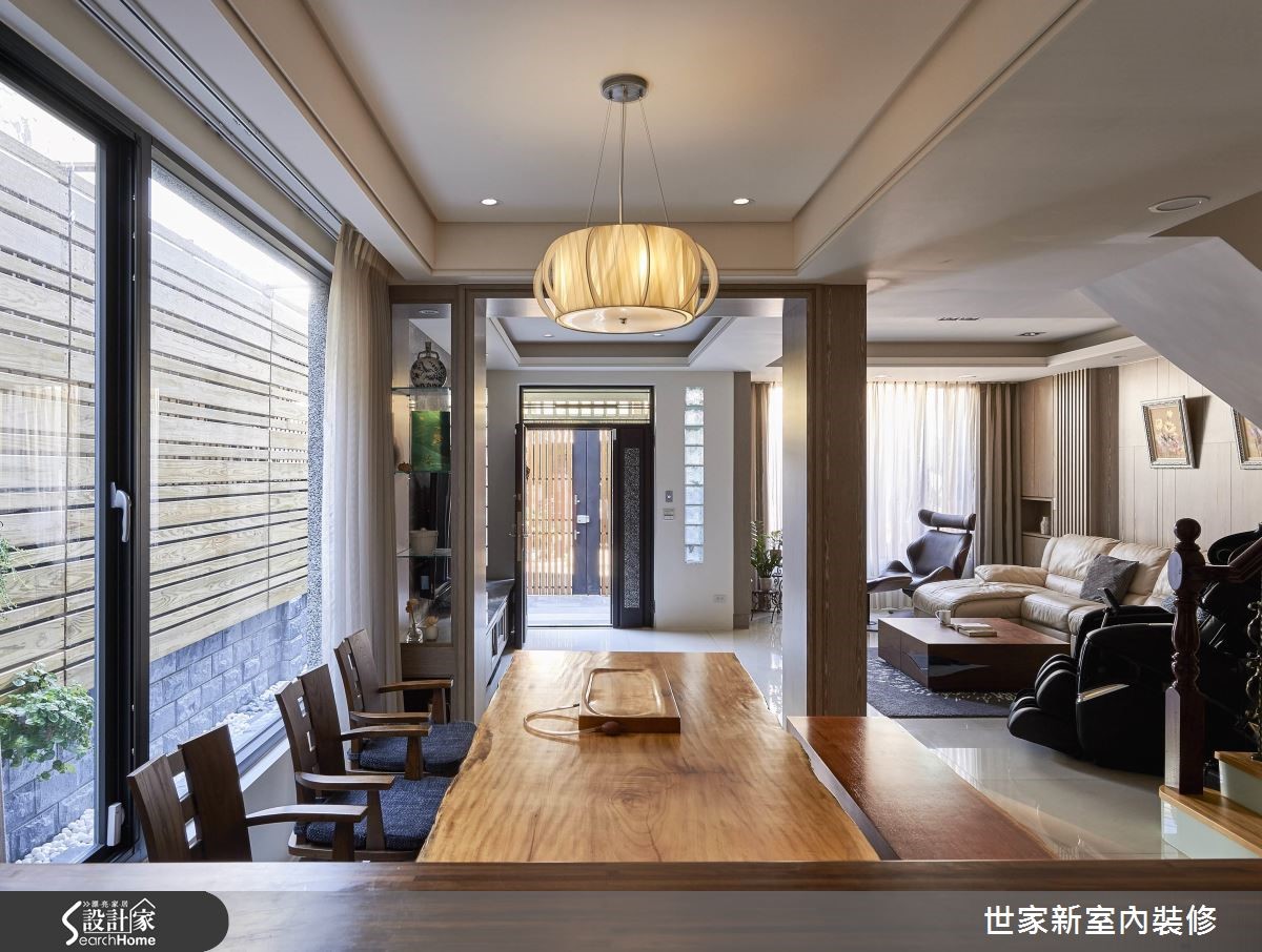 屋主夫妻與爸媽同住在郊區的 70 坪透天厝,利用帶有自
