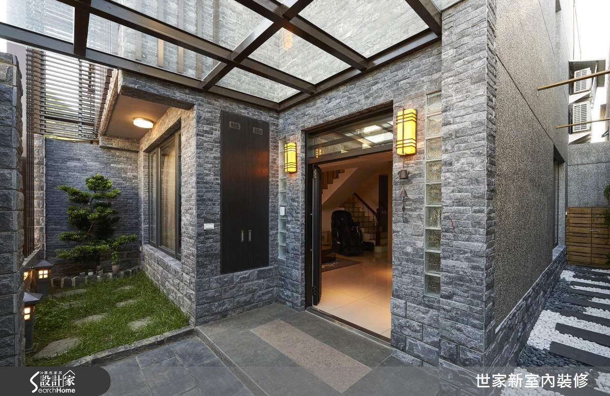 屋主夫妻與爸媽同住在郊區的 70 坪透天厝,利用帶有自