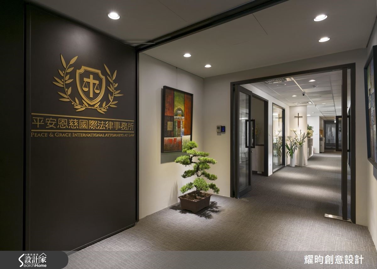 不同於一般法律事務所,由於創辦人為一名虔誠基督徒,