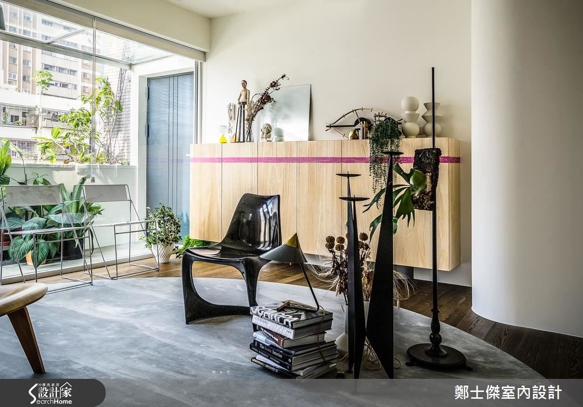 在外商公司工作的屋主情侶,生活模式西化而且隨興,對