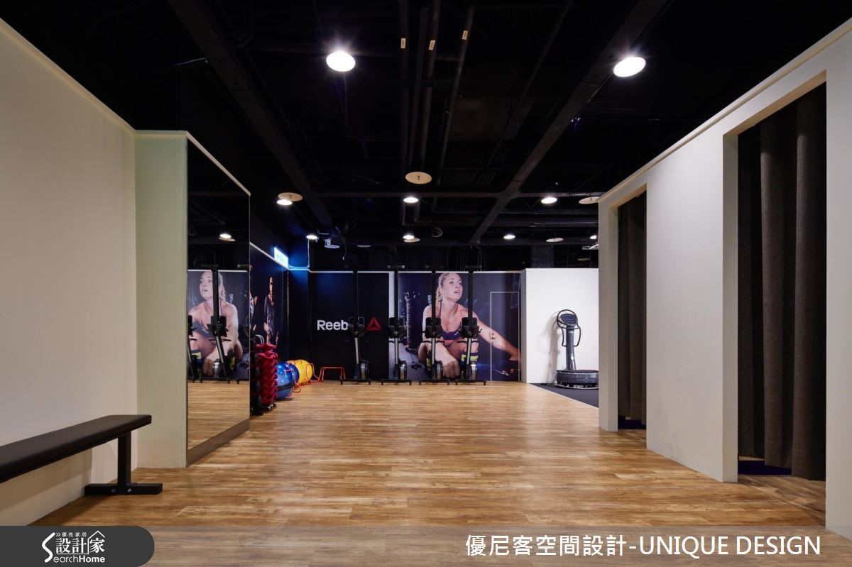 位於百貨商場裡的女性健身房,格局為長型不規則狀,經