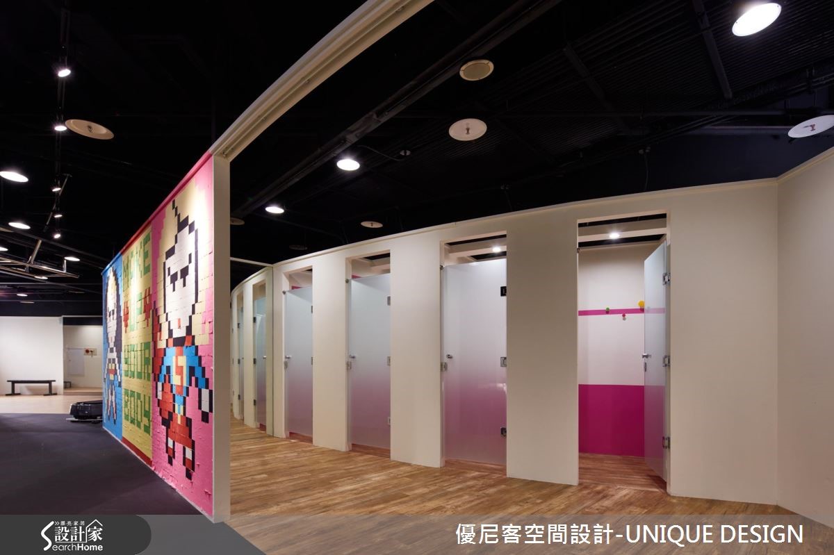 位於百貨商場裡的女性健身房,格局為長型不規則狀,經