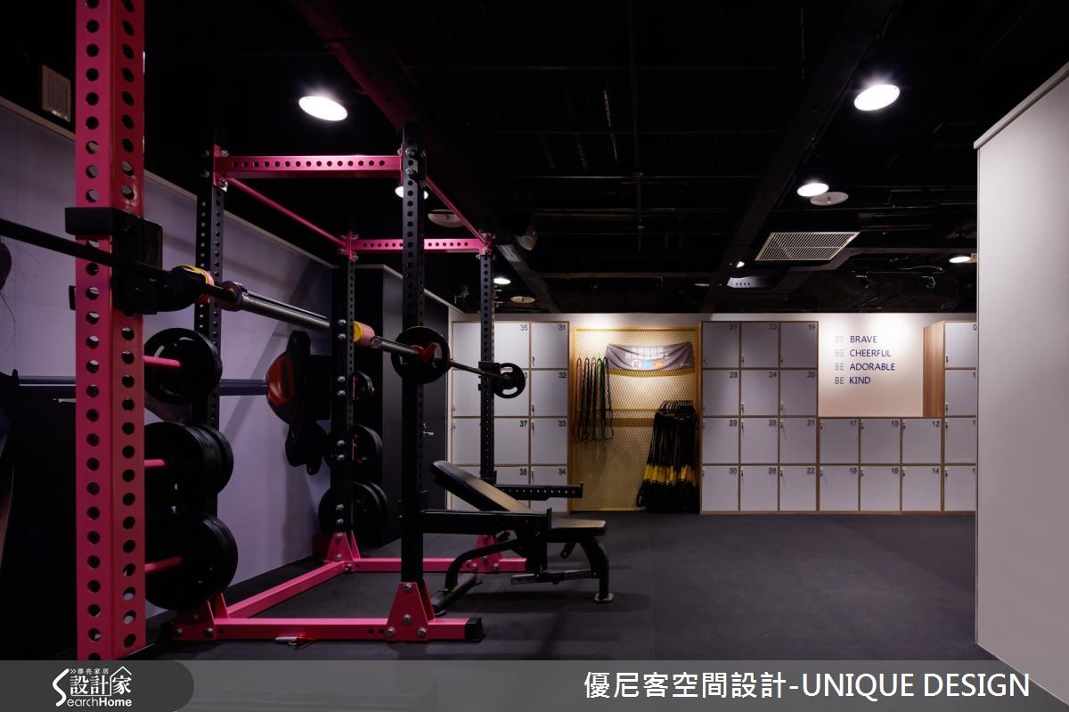 位於百貨商場裡的女性健身房,格局為長型不規則狀,經