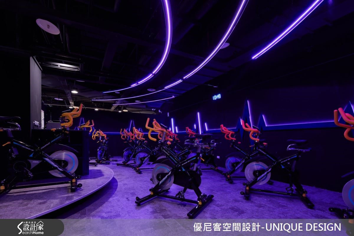 位於百貨商場裡的女性健身房,格局為長型不規則狀,經