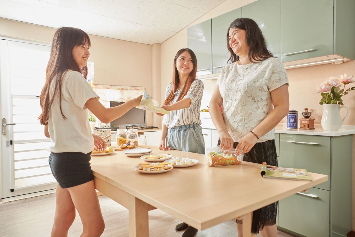 彈性運用餐桌放大術! 讓全家人可以好好用餐也增加親子共廚的工作檯面。 彈性運用餐桌放大術! 讓全家人可以好好用餐也增加親子共廚的工作檯面。