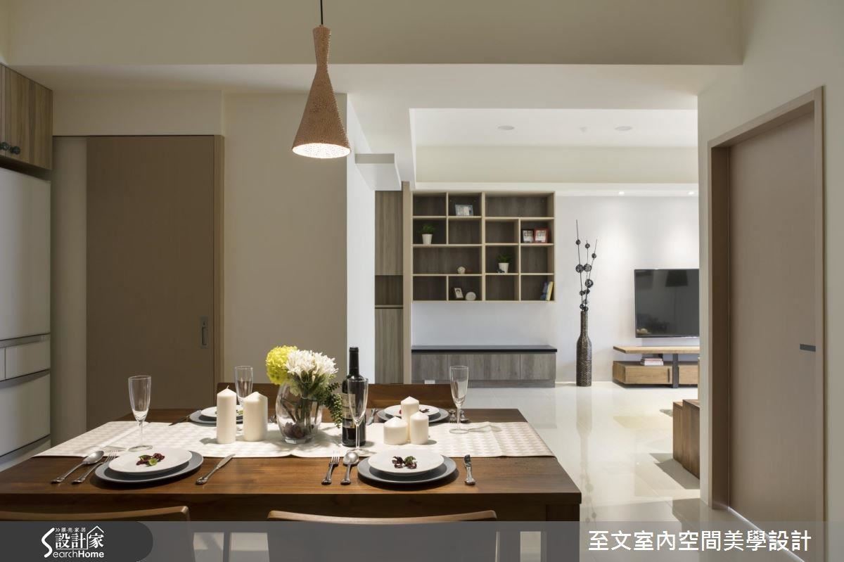 經由重新規劃的餐廳格局,解決以往無法放置餐桌的困擾,並將動線進行改善,使家人能更加流暢地穿梭於各空間中。 經由重新規劃的餐廳格局,解決以往無法放置餐桌的困擾,並將動線進行改善,使家人能更加流暢地穿梭於各空間中。