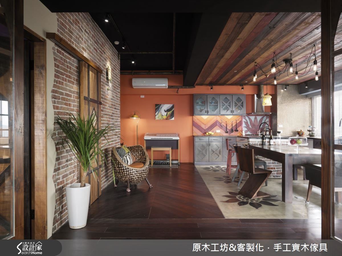 26 坪的中古屋,經過原木工坊客變後,讓餐廳與廚房變大,滿足屋主喜歡下廚的需求。 26 坪的中古屋,經過原木工坊客變後,讓餐廳與廚房變大,滿足屋主喜歡下廚的需求。