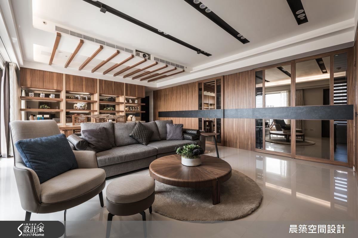 走入屋內,映入眼簾的是一整片偌大的落地窗,以及寬廣