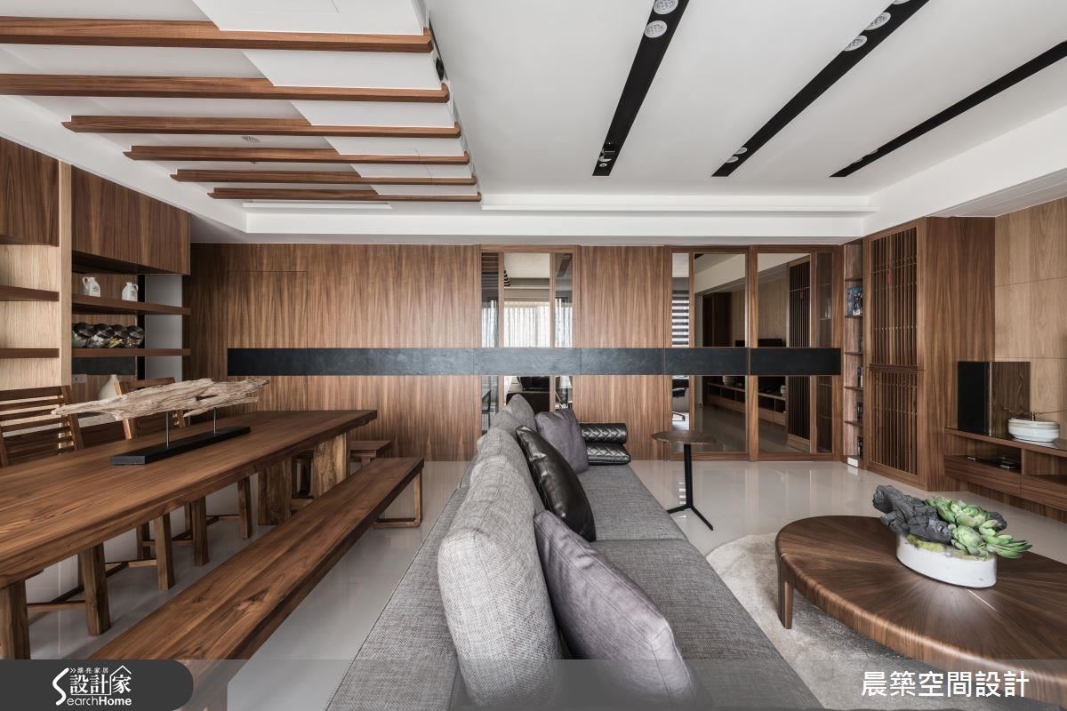 走入屋內,映入眼簾的是一整片偌大的落地窗,以及寬廣
