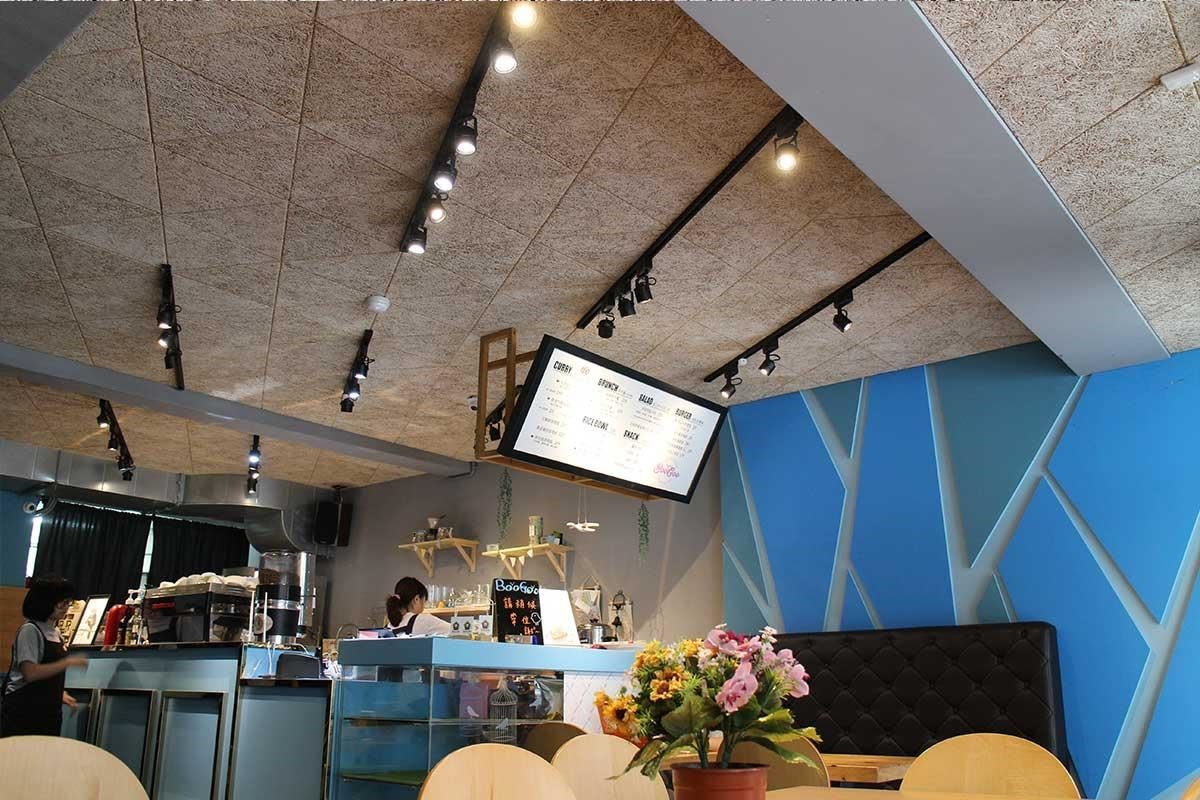 店頭櫃檯區特製玻璃展示櫃,櫃體造型上框鑲鍍鈦金屬,烘托如同珠寶般耀眼的各式甜點。 店頭櫃檯區特製玻璃展示櫃,櫃體造型上框鑲鍍鈦金屬,烘托如同珠寶般耀眼的各式甜點。