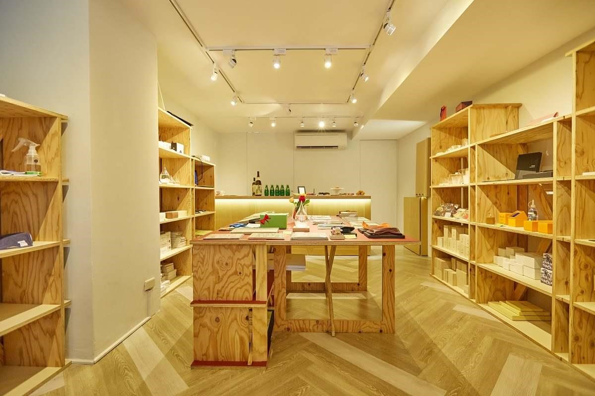 由設計師齊藤烈操刀的13坪白色店面裡,除了100%原創商品外,更精選日本各地生產的精緻禮物,將日式生活零時差的呈現在台灣消費者的面前。 由設計師齊藤烈操刀的13坪白色店面裡,除了100%原創商品外,更精選日本各地生產的精緻禮物,將日式生活零時差的呈現在台灣消費者的面前。
