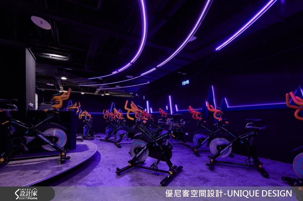 飛輪室加裝了智能燈光系統,可以隨著音樂與節奏快慢讓彩光無限變化。 飛輪室加裝了智能燈光系統,可以隨著音樂與節奏快慢讓彩光無限變化。