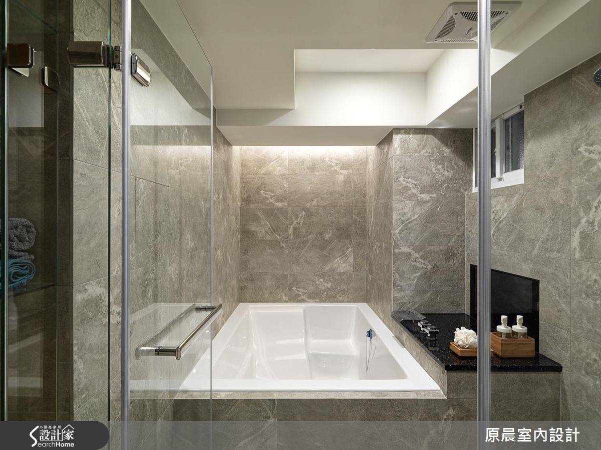 設計師重整採光不足的 1 樓老屋,接著利用建材與色彩