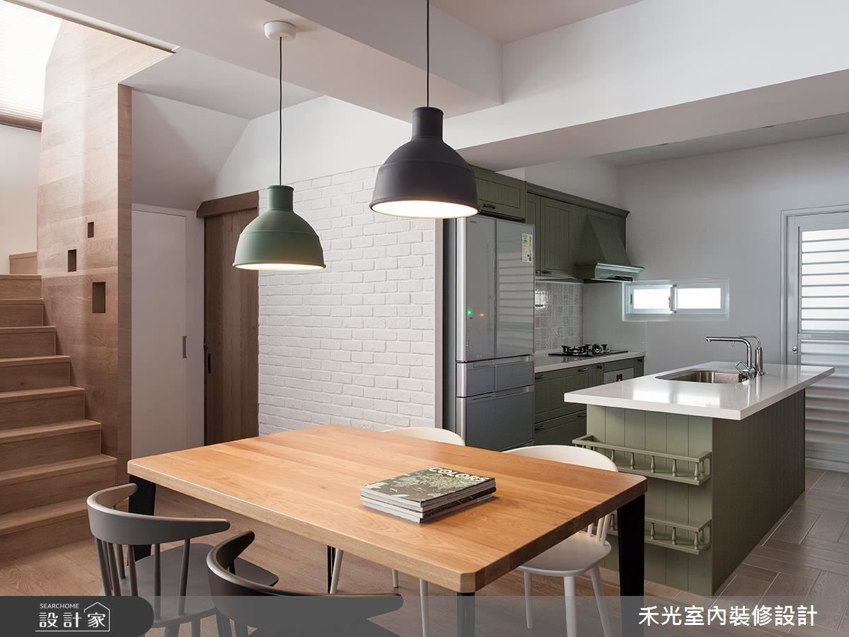 復古綠色的特製中島搭配同款廚具,牆面點綴精美復古磚,淡雅的鄉村風情讓餐敘情境更顯溫馨。 復古綠色的特製中島搭配同款廚具,牆面點綴精美復古磚,淡雅的鄉村風情讓餐敘情境更顯溫馨。