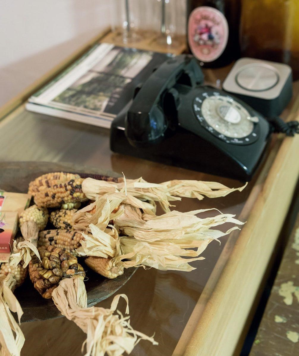 佈置不要設限。植物並非只有花,其種類相當的廣泛,使用的枯枝或是綠色葉子,都能創造不同視覺效果。像它就在桌上利用乾燥玉米做了裝飾,小區域就變得很有感覺。 佈置不要設限。植物並非只有花,其種類相當的廣泛,使用的枯枝或是綠色葉子,都能創造不同視覺效果。像它就在桌上利用乾燥玉米做了裝飾,小區域就變得很有感覺。