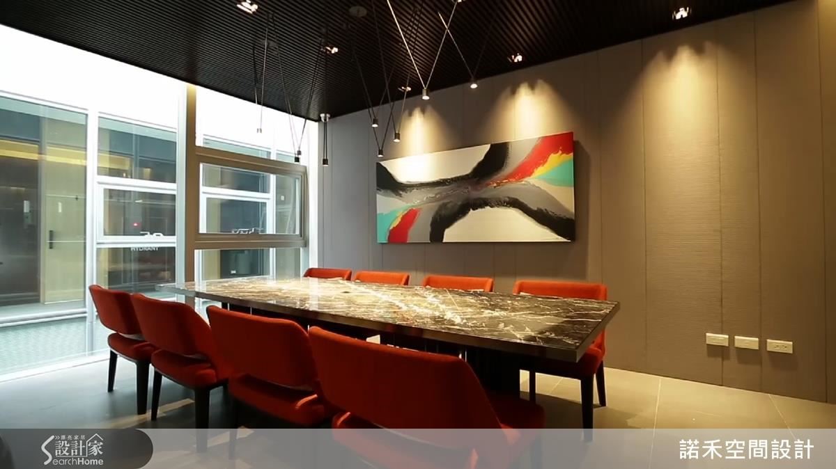 沉穩冷靜的接待空間,以木頭格柵天花,注入溫潤感受,藝品與單椅則以彩度較高的色彩點綴空間,創造層次。 沉穩冷靜的接待空間,以木頭格柵天花,注入溫潤感受,藝品與單椅則以彩度較高的色彩點綴空間,創造層次。