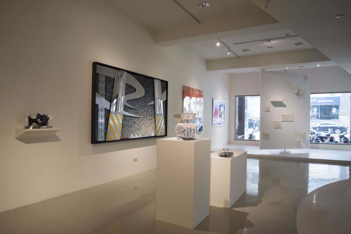 藝術銀行總部展出的陸先銘作品〈玄穹〉透過多種媒材混搭,展現文明的冷峻與人性的糾結 藝術銀行總部展出的陸先銘作品〈玄穹〉透過多種媒材混搭,展現文明的冷峻與人性的糾結