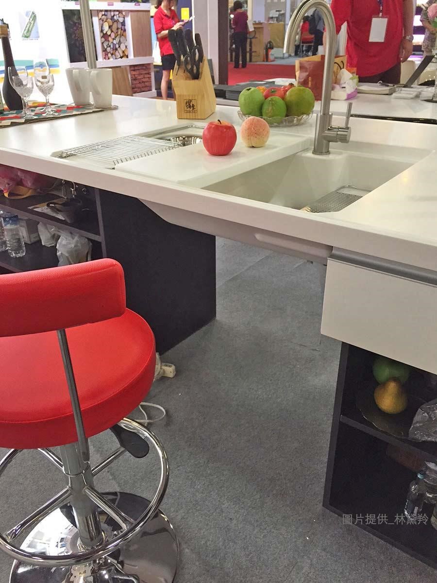 目前國內已有廚具廠商針對高齡者的需求,提供可以坐著做菜的廚具設備。圖片提供_林黛羚 目前國內已有廚具廠商針對高齡者的需求,提供可以坐著做菜的廚具設備。圖片提供_林黛羚