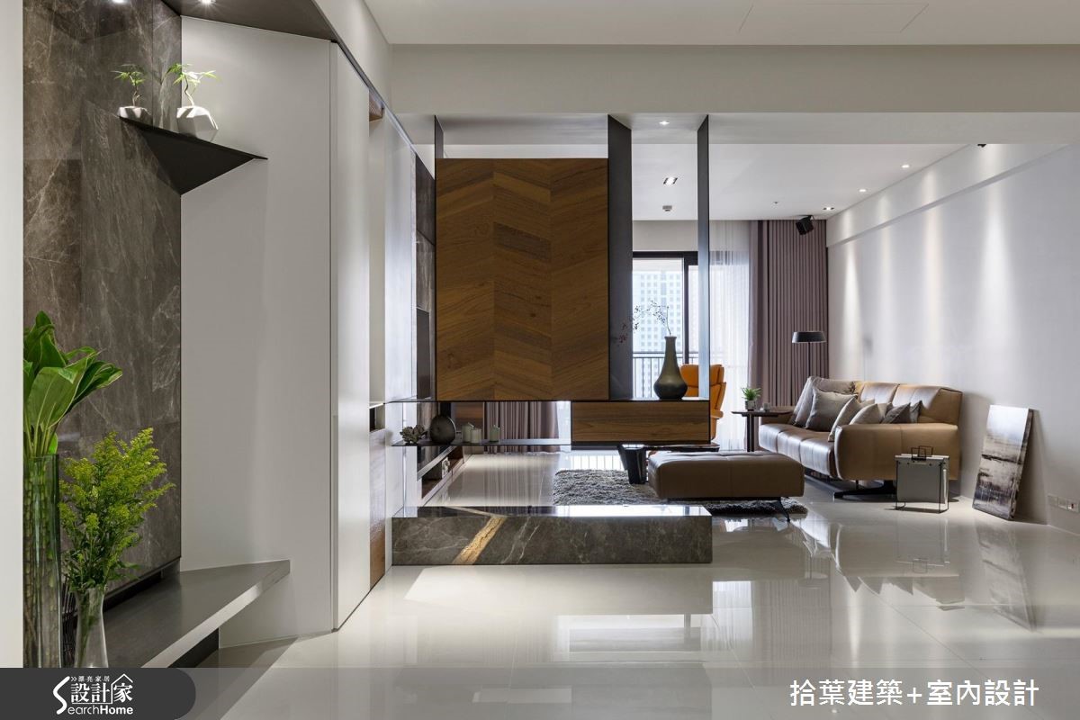 溫潤的木作鋪陳一室,引援充沛的明亮日光,穿透整個公