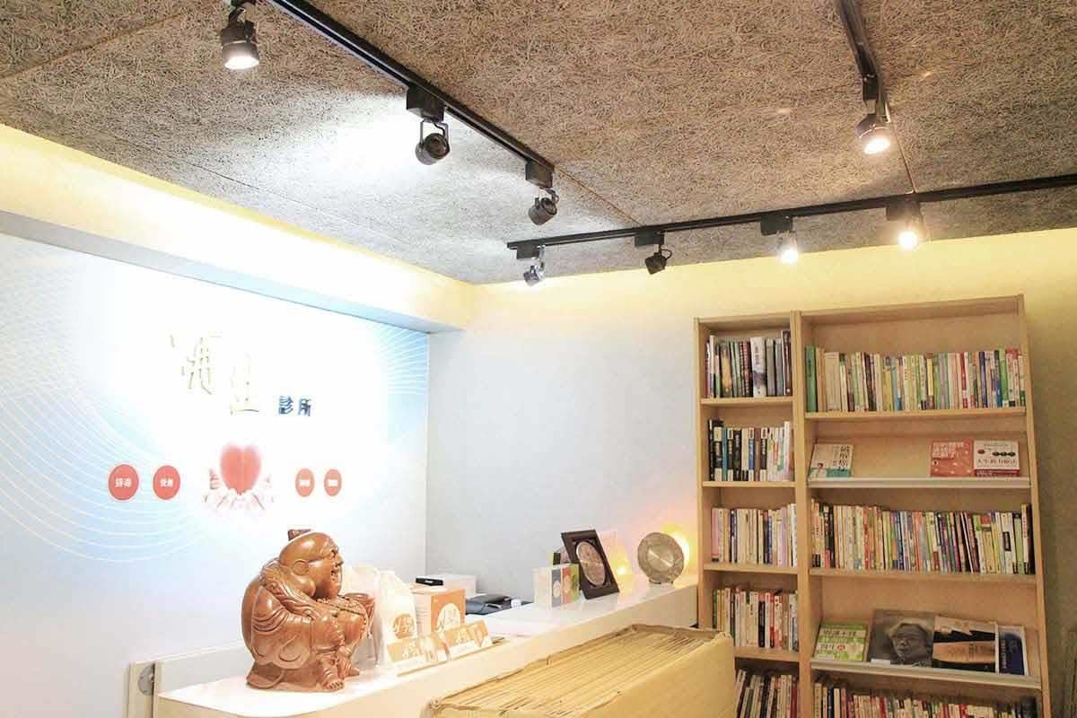一入口的櫃檯上方,就能看見美絲板獨特的纖維圖紋,微妙轉移了下降式天花板的壓迫。 一入口的櫃檯上方,就能看見美絲板獨特的纖維圖紋,微妙轉移了下降式天花板的壓迫。
