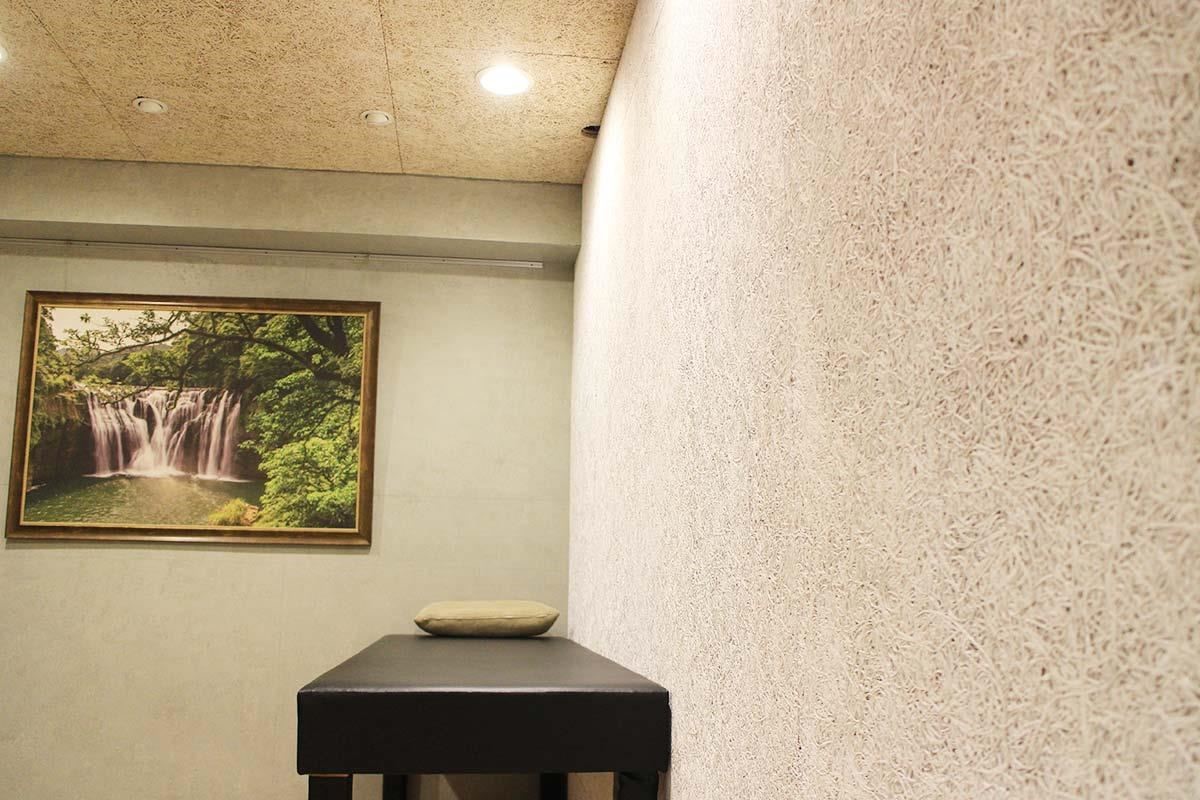 室內施作美絲板,就算每天觸摸也不怕出現髒汙、落塵或脆化掉屑的狀況,而且吸音、調節室內溫濕度的效果相當明顯。 室內施作美絲板,就算每天觸摸也不怕出現髒汙、落塵或脆化掉屑的狀況,而且吸音、調節室內溫濕度的效果相當明顯。