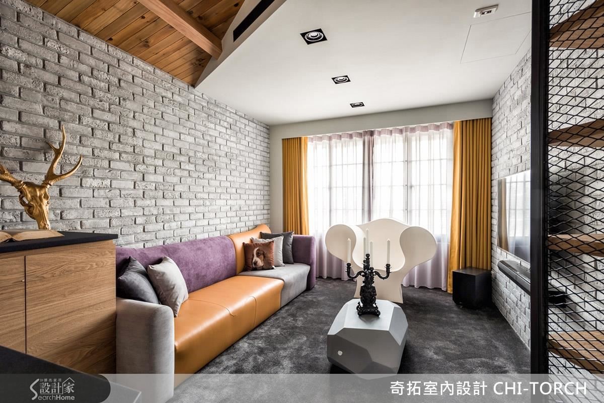 將男女屋主喜好的風格、黃色與紫色放入空間中,設計師在客廳使用了灰色文化石牆面和諧整體。 將男女屋主喜好的風格、黃色與紫色放入空間中,設計師在客廳使用了灰色文化石牆面和諧整體。