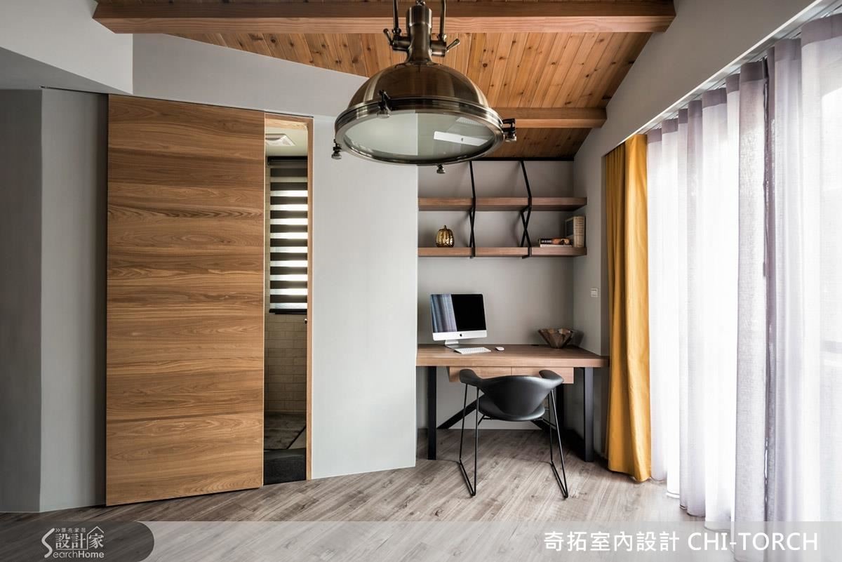在方正的格局空間中刻意營造斜面,並完美地將畸零角落轉化成男主人專屬的工作平台。 在方正的格局空間中刻意營造斜面,並完美地將畸零角落轉化成男主人專屬的工作平台。
