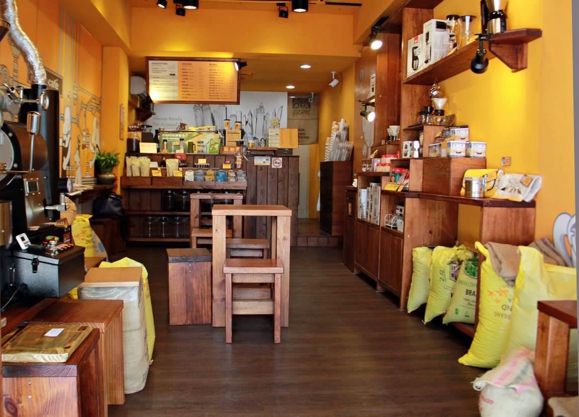 知名咖啡連鎖店使用 Nature Fit 系列的頂級PVC地板,施作方便又易保養,對租用商空極為適用。 知名咖啡連鎖店使用 Nature Fit 系列的頂級PVC地板,施作方便又易保養,對租用商空極為適用。