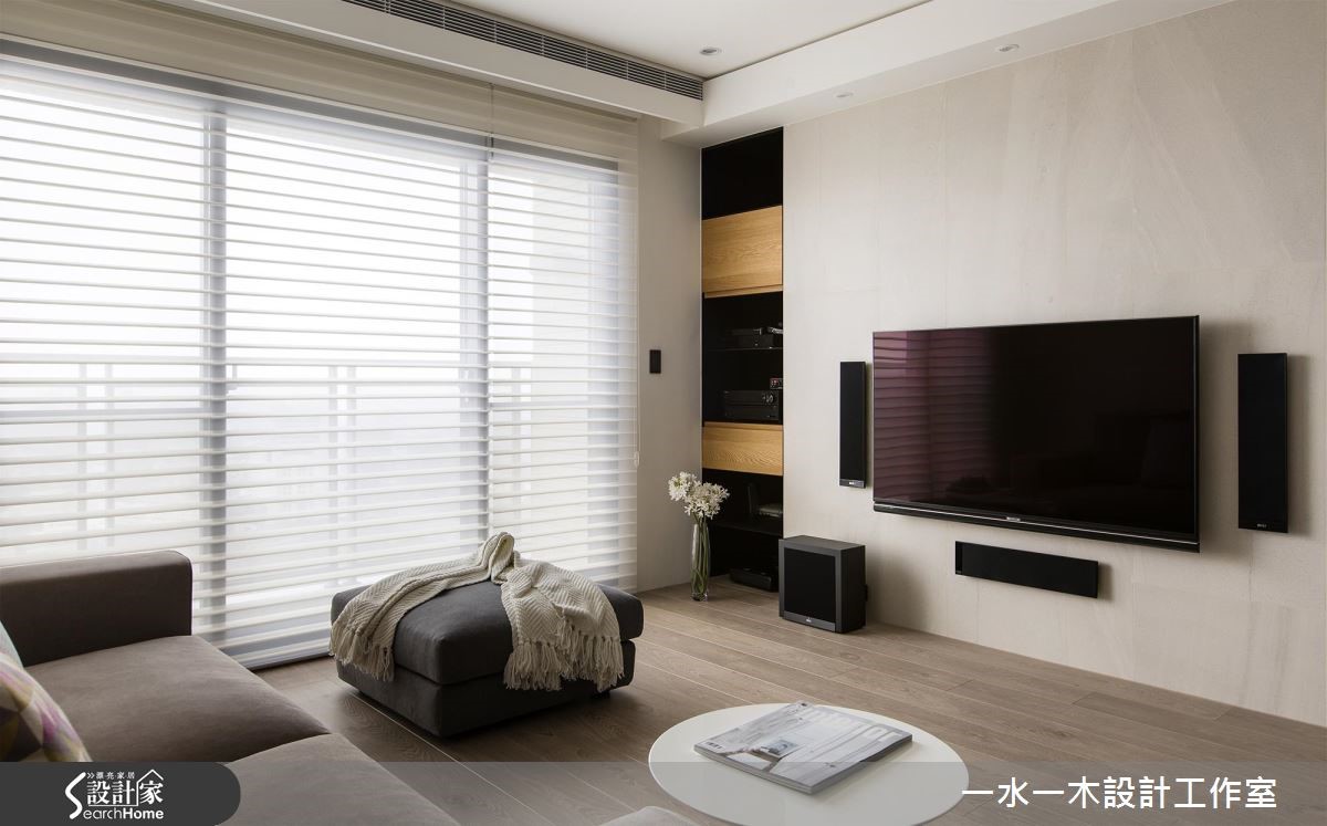 以木質建材搭配純白色調,打造簡約溫潤的色澤,設計師
