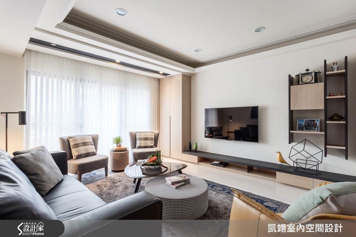 客廳電視牆左側高櫃可收納電器設備,右側則是造型展示櫃,高低差的設計,則是配合容納屋主的音響設備。 客廳電視牆左側高櫃可收納電器設備,右側則是造型展示櫃,高低差的設計,則是配合容納屋主的音響設備。