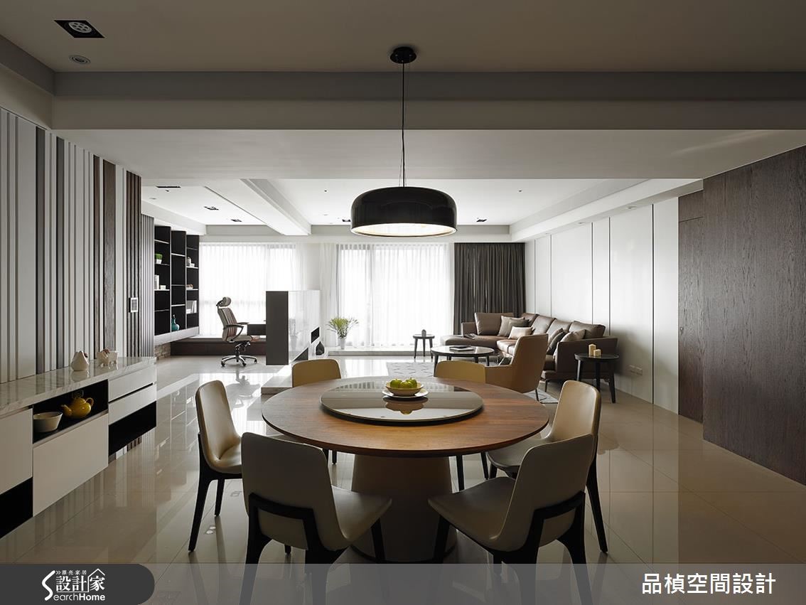 60 坪的新成屋具有絕佳的採光優勢,設計師將格局打開