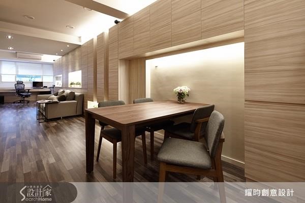 順應長型屋打造由窗邊延伸至底部的大面積收納櫃,更利用木皮把突兀的柱體收整在櫃體中。 順應長型屋打造由窗邊延伸至底部的大面積收納櫃,更利用木皮把突兀的柱體收整在櫃體中。