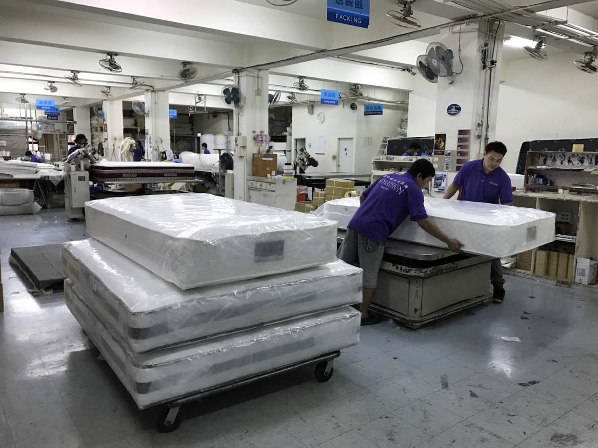 床墊的製程步驟有許多地方是機器仍然無法取代的,其細膩度就需要老師傅們的用心和細心把關。 床墊的製程步驟有許多地方是機器仍然無法取代的,其細膩度就需要老師傅們的用心和細心把關。