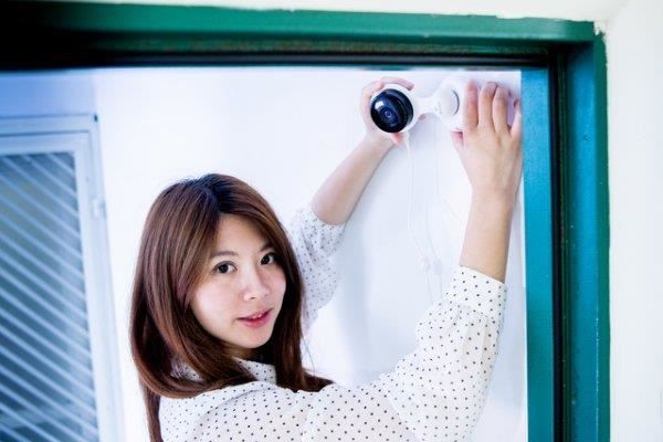 最常見的例子就是「沒有門禁管理的公寓樓梯」了。晚上