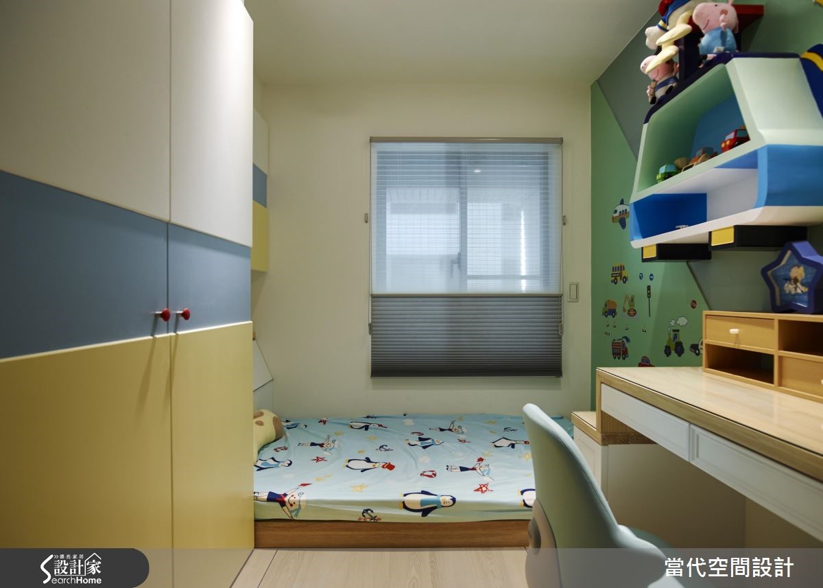 在 25 坪的中古屋內,設計師以美式風為基底,挹注複合
