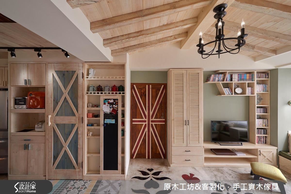 英國國旗圖騰的大門,是重點視覺 ; 左方依序是展示櫃、大型行李箱儲藏室、電器櫃,整面概念的收納設計,功能非常多,機能視覺都是享受。 英國國旗圖騰的大門,是重點視覺 ; 左方依序是展示櫃、大型行李箱儲藏室、電器櫃,整面概念的收納設計,功能非常多,機能視覺都是享受。