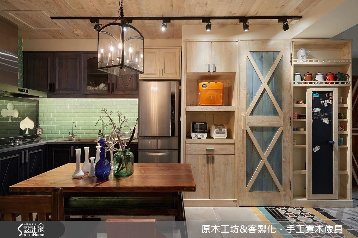 開放式混搭的餐廚空間,巧妙地將對屋主喜歡的撲克牌圖案融入廚台的中段。 開放式混搭的餐廚空間,巧妙地將對屋主喜歡的撲克牌圖案融入廚台的中段。