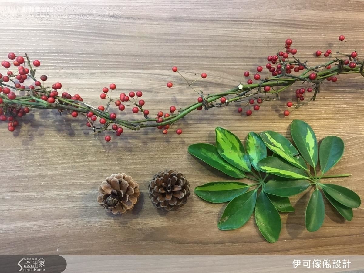 自然花材:紅漿果、松果、綠色葉子。 自然花材:紅漿果、松果、綠色葉子。